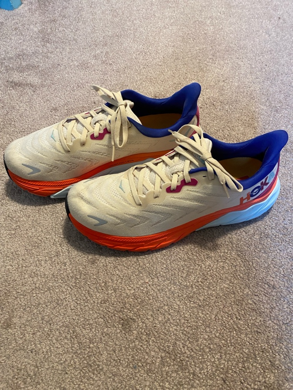 Hoka Arahi 6 Shortbread Fiesta women’s size 10